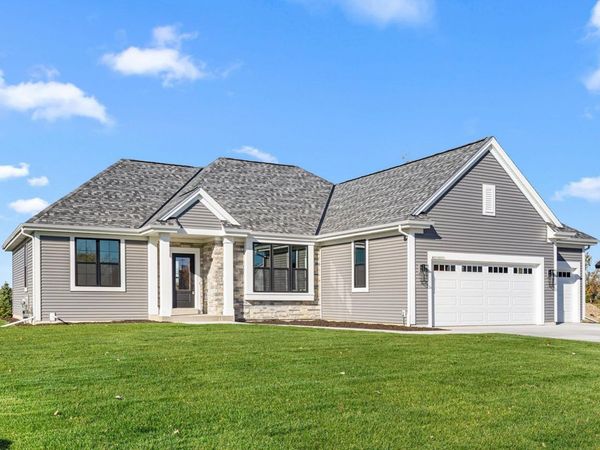 W251N2371 Valleyview Cir, Pewaukee, WI 53072