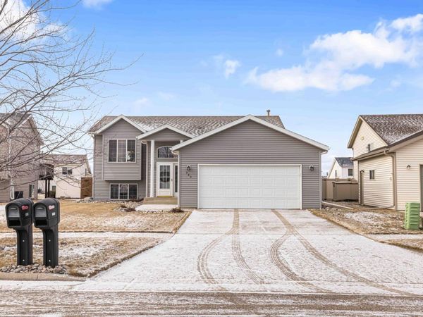 989 39th Avenue W, West Fargo, ND 58078