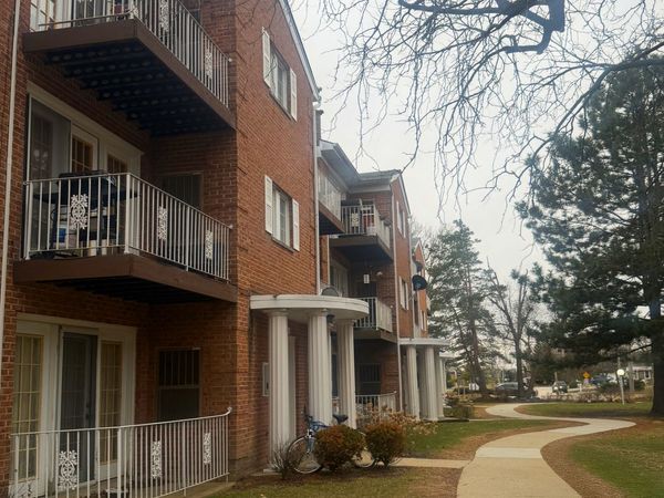 615 Quincy Bridge Lane, Unit 201, Glenview, IL 60025