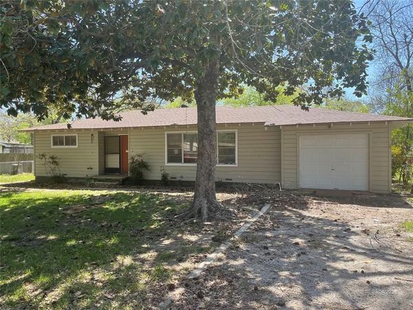 1100 Poe Street , Azle, TX 76020