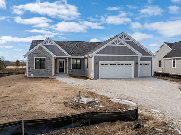 W251N2413 Valleyview Cir, Pewaukee, WI 53072