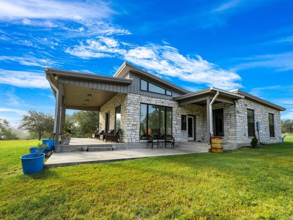 7915 County Road 203, Beeville, TX 78102