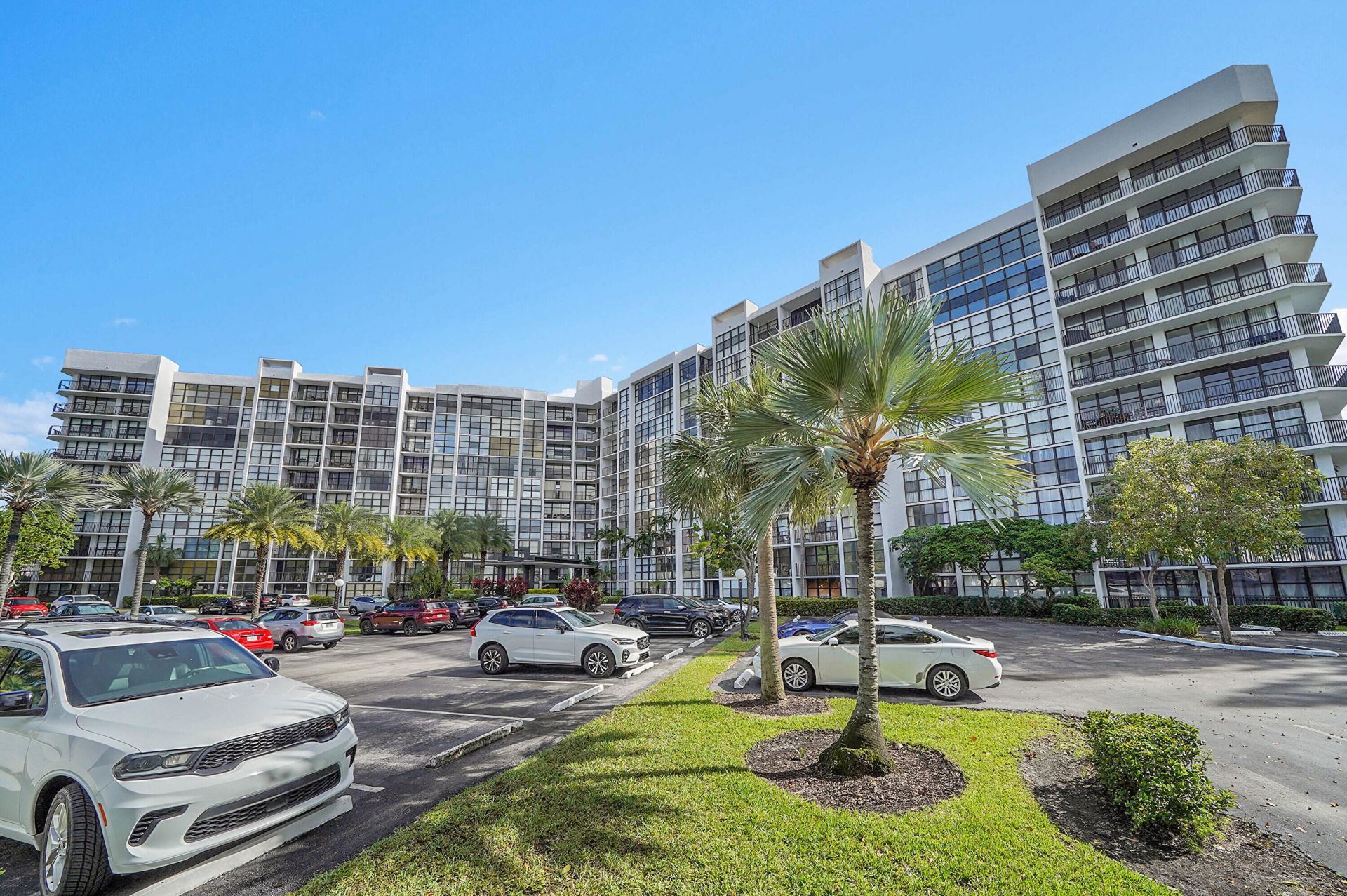 1000 Parkview Drive, Unit 306, Hallandale Beach, FL 33009 Photo