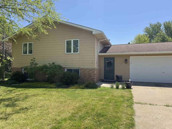 406 Monroe Street, Dysart, IA 52224