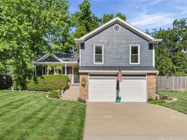 8609 GREENWAY Lane, Lenexa, KS 66215