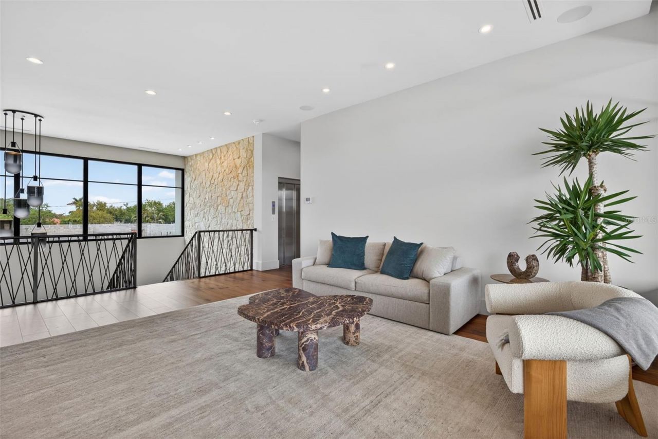 370 Belleair Drive Ne, Saint Petersburg, FL 33704 Photo