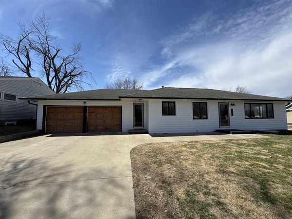 204 IOWA AVE SW, Orange City, IA 51041