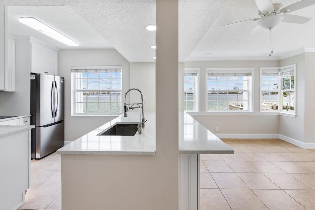 1060 Lake Shore Drive, Unit 201, West Palm Beach, FL 33403 Photo