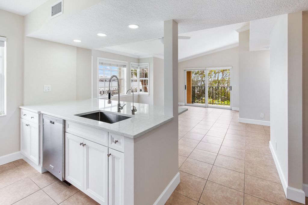 1060 Lake Shore Drive, Unit 201, West Palm Beach, FL 33403 Photo