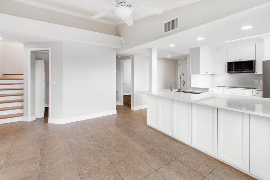 1060 Lake Shore Drive, Unit 201, West Palm Beach, FL 33403 Photo