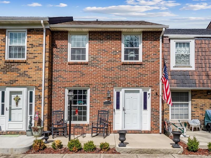 556 Pamlico Street, Columbus, OH 43228 Photo 2