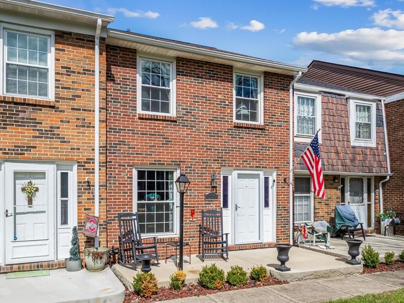 556 Pamlico Street, Columbus, OH 43228 Photo 3