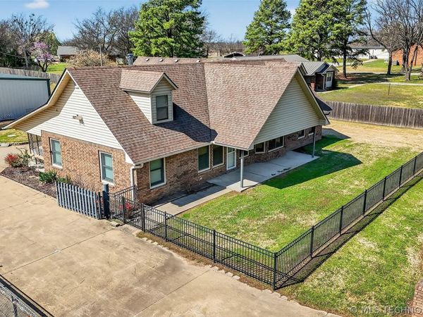 313 N 6th Street, Chouteau, OK 74337