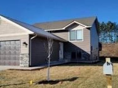 8885 Parkview Circle, Chisago City, MN 55013