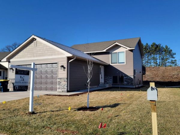 8885 Parkview Circle, Chisago City, MN 55013