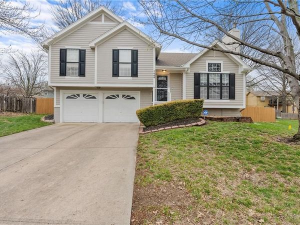 1408 NE Applewood Court, Lee's Summit, MO 64086