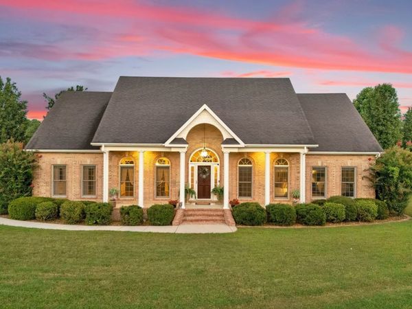 594 Waters Edge Dr, Estill Springs, TN 37330