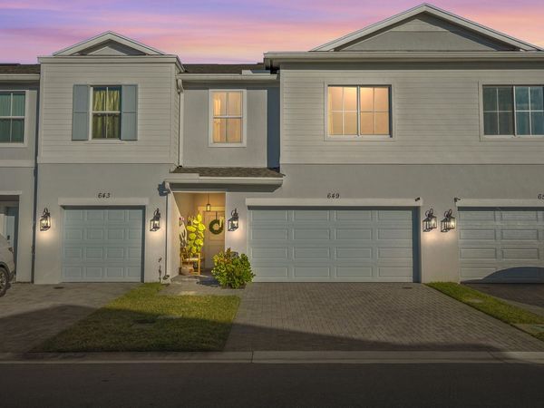 649 NE Waters Edge Lane, Port St. Lucie, FL 34983