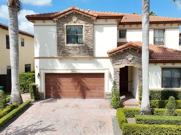 8800 NW 98th Ct, Doral, FL 33178