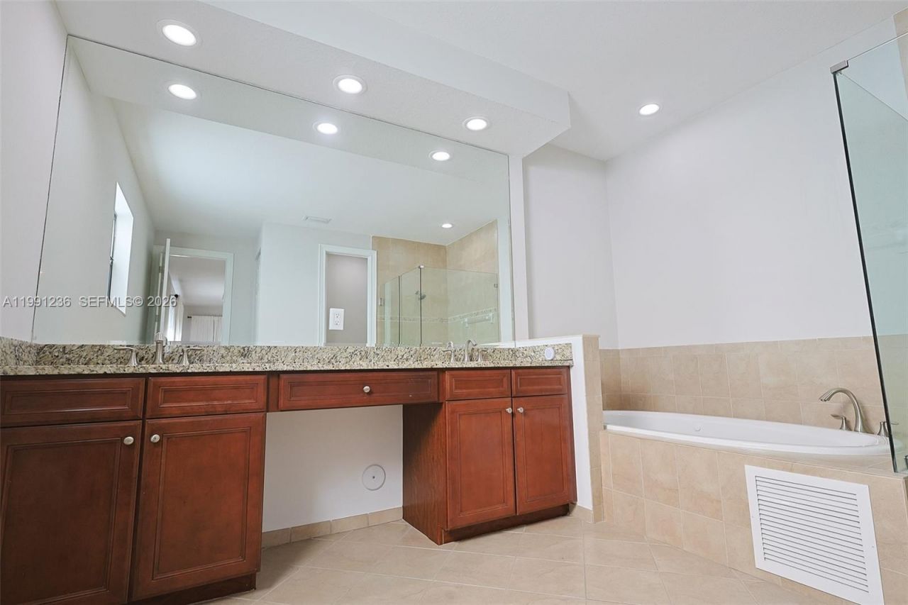 8800 NW 98th Ct, Doral, FL 33178 Photo