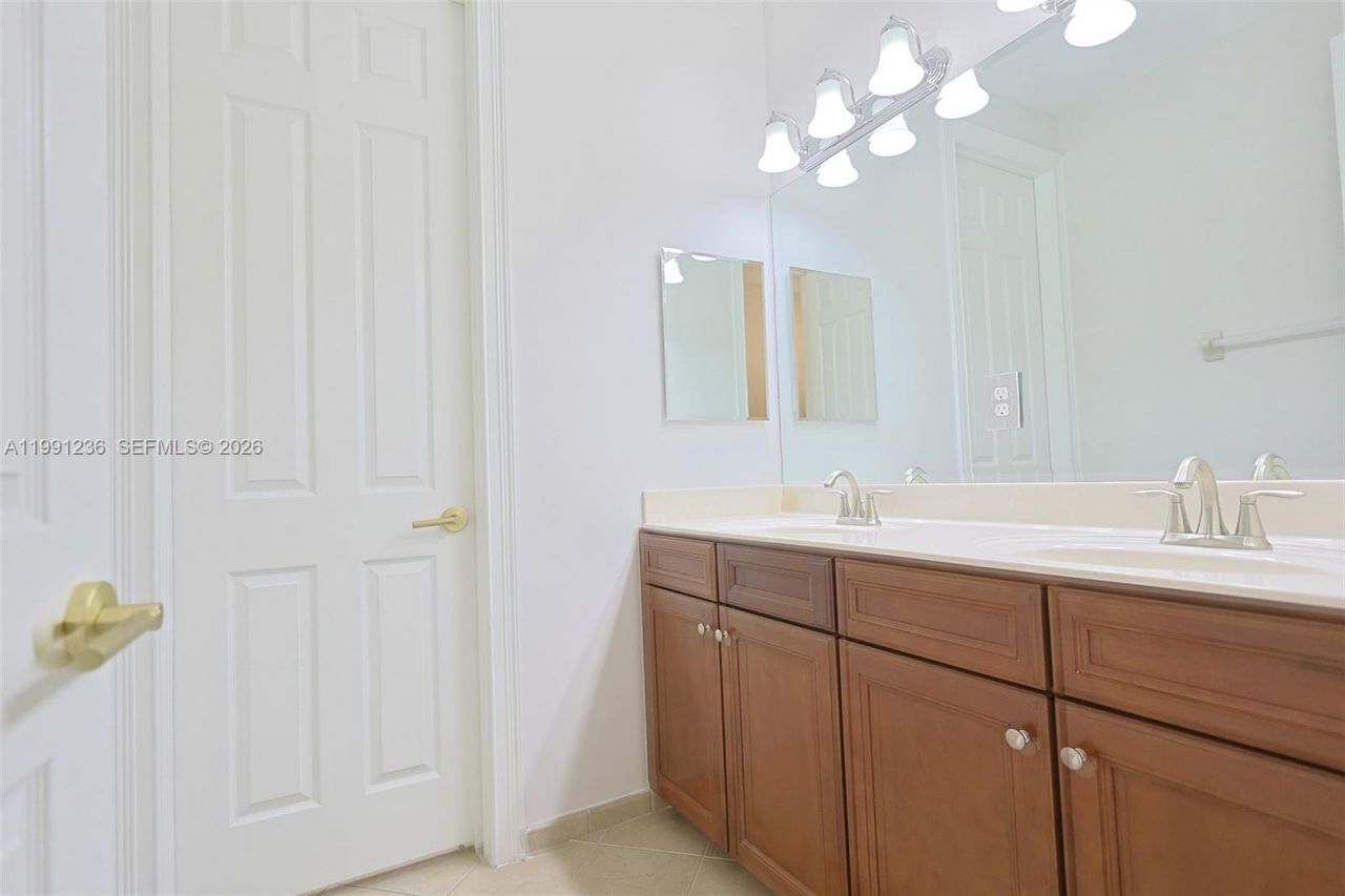 8800 NW 98th Ct, Doral, FL 33178 Photo