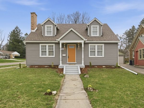 302 Hubbard Avenue, Elgin, IL 60123