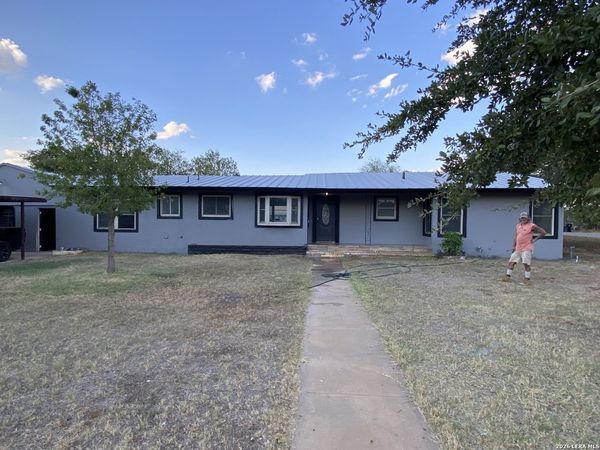 719 E Taft, Pearsall, TX 78061