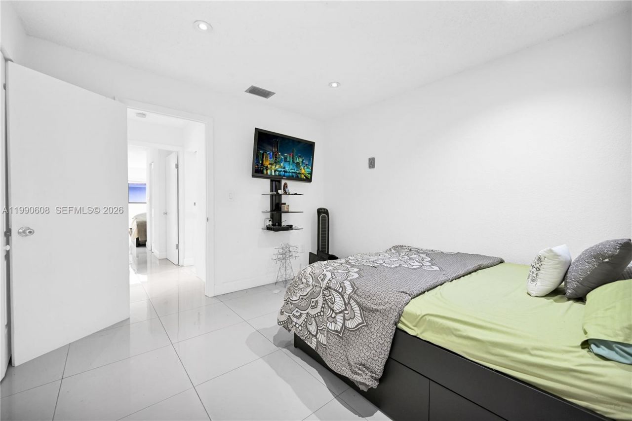 240 W 68th St, Unit 213, Hialeah, FL 33014 Photo