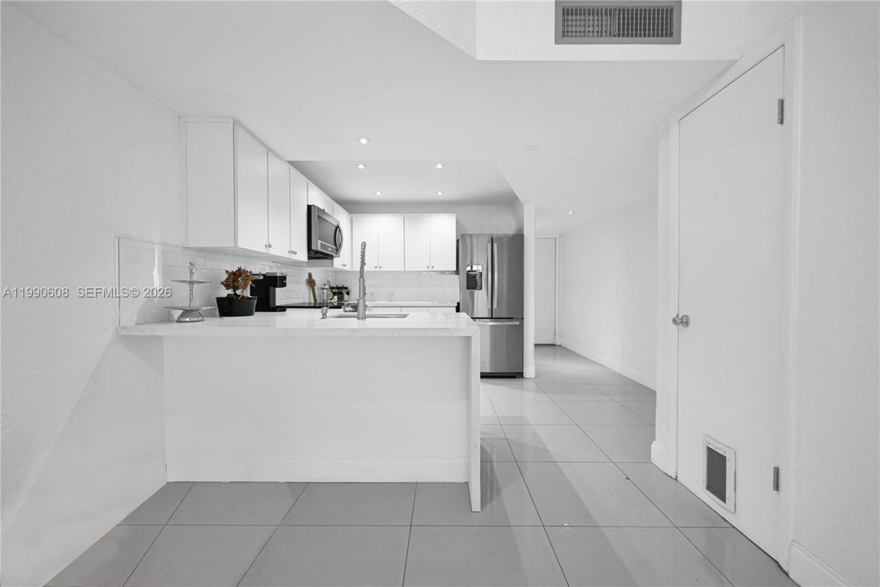 240 W 68th St, Unit 213, Hialeah, FL 33014 Photo