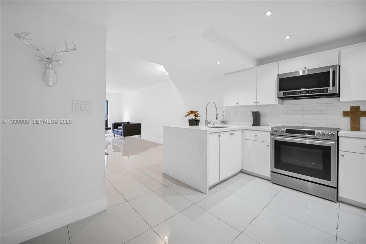 240 W 68th St, Unit 213, Hialeah, FL 33014 Photo
