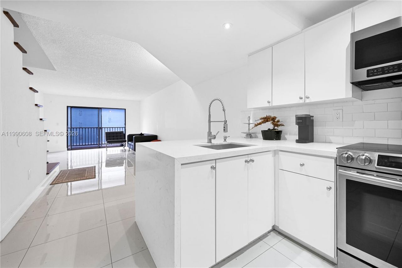 240 W 68th St, Unit 213, Hialeah, FL 33014 Photo