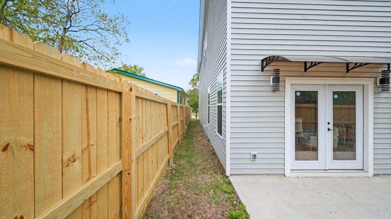 2047 Forest Avenue Photo 23