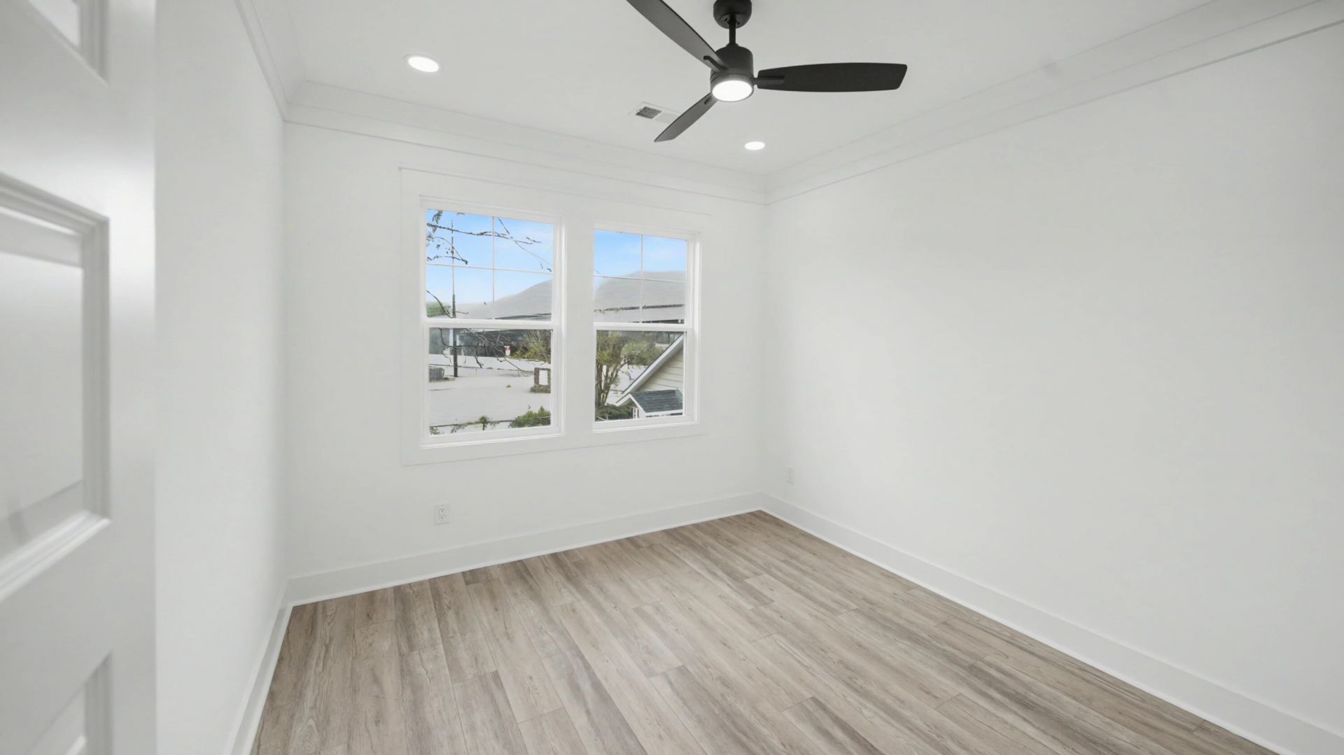 2047 Forest Avenue Photo 25