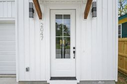 2047 Forest Avenue photo 4