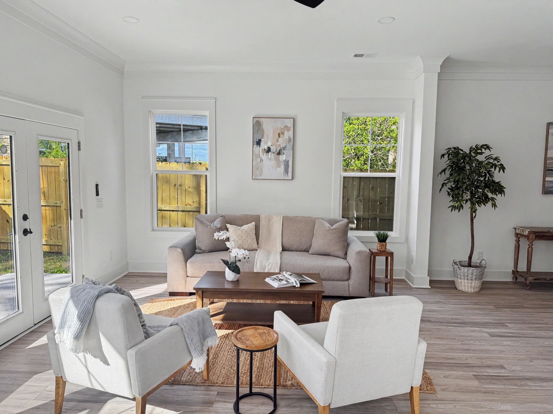 2047 Forest Avenue Photo 7