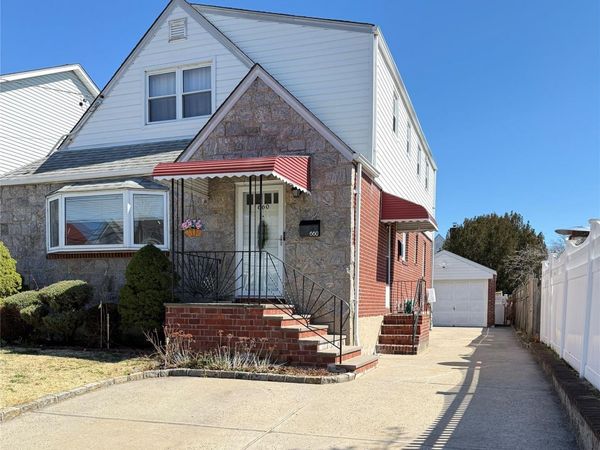 660 S 10th Street , New Hyde Park, NY 11040