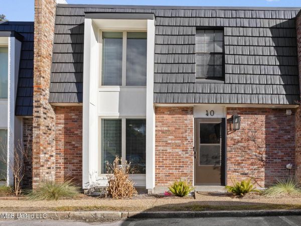 527 Front Beach Drive, Ocean Springs, MS 39564