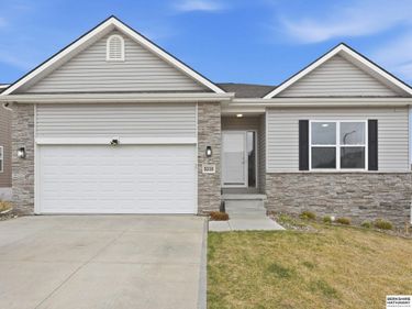 5310 Lynnwood Drive , Papillion, NE 68133