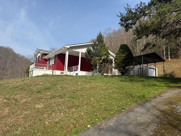 2 RAILROAD STREET, OCEANA, WV 24870