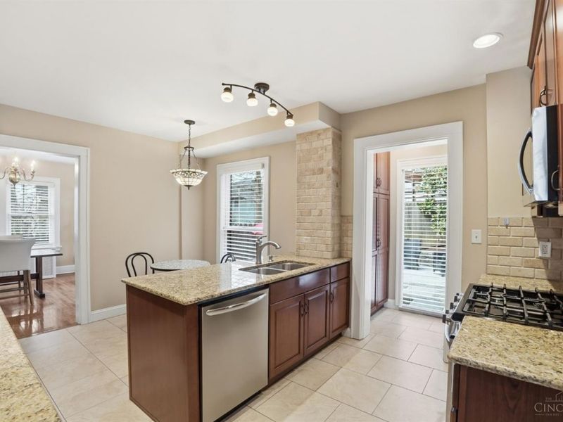 1253 Herschel Avenue, Cincinnati, OH 45208 Photo 13