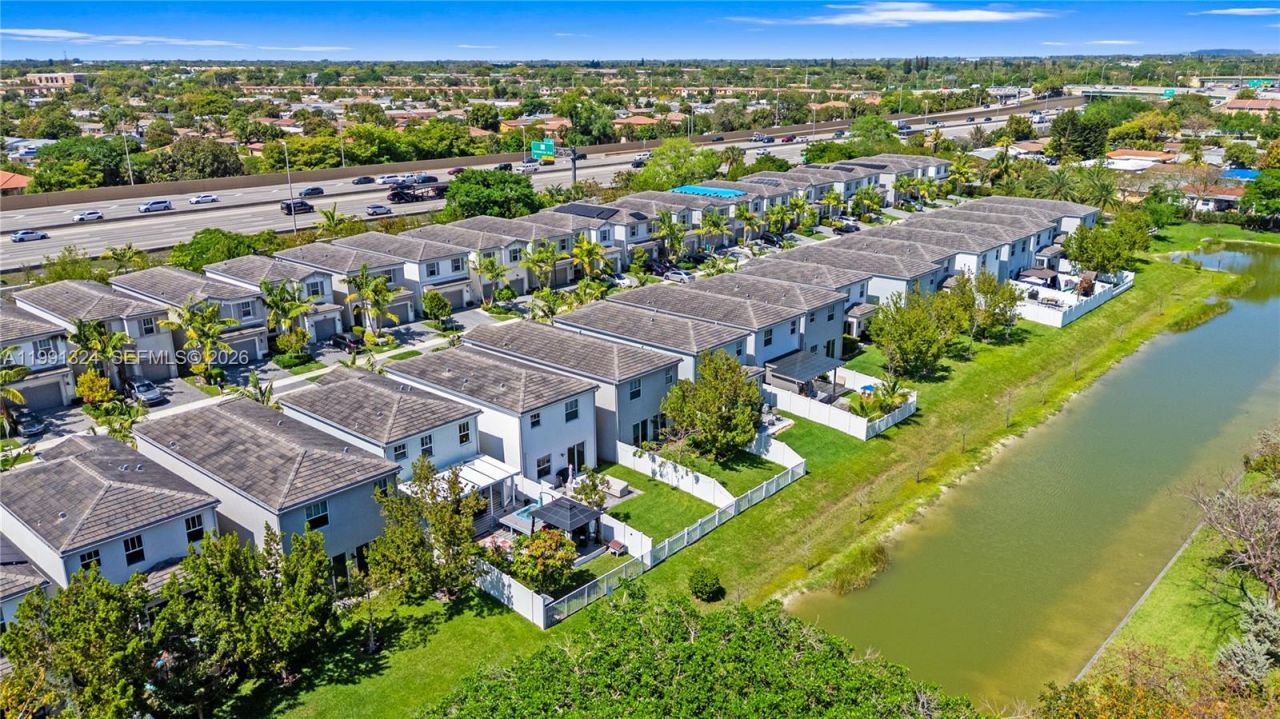 4910 NW 48th Ter, Tamarac, FL 33319 Photo