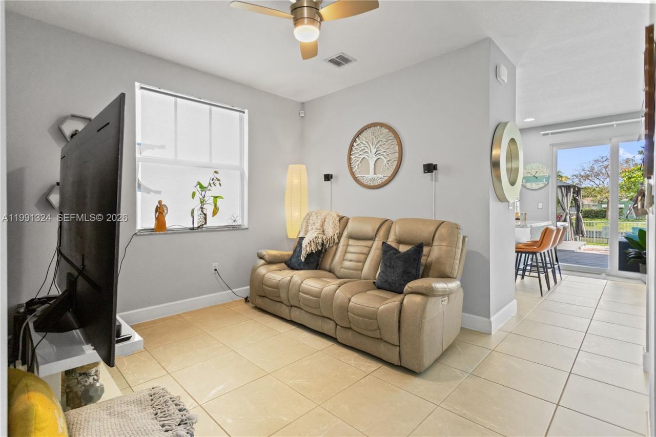 4910 NW 48th Ter, Tamarac, FL 33319 Photo