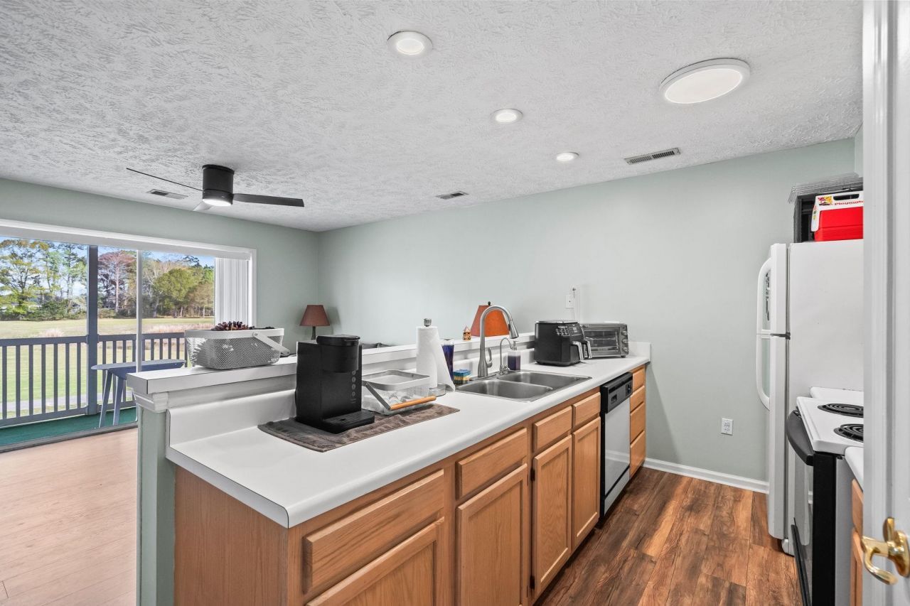 597 Blue River Ct. Photo 10