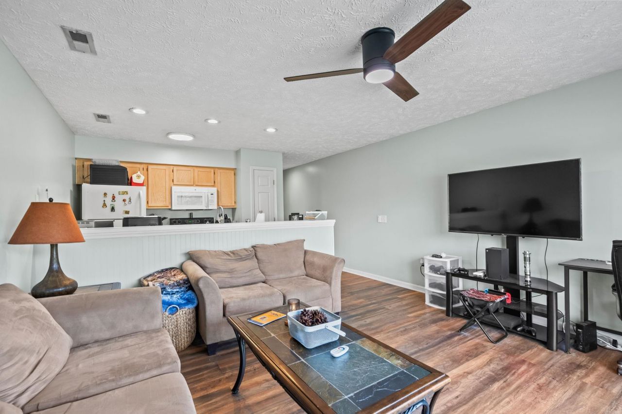 597 Blue River Ct. Photo 7