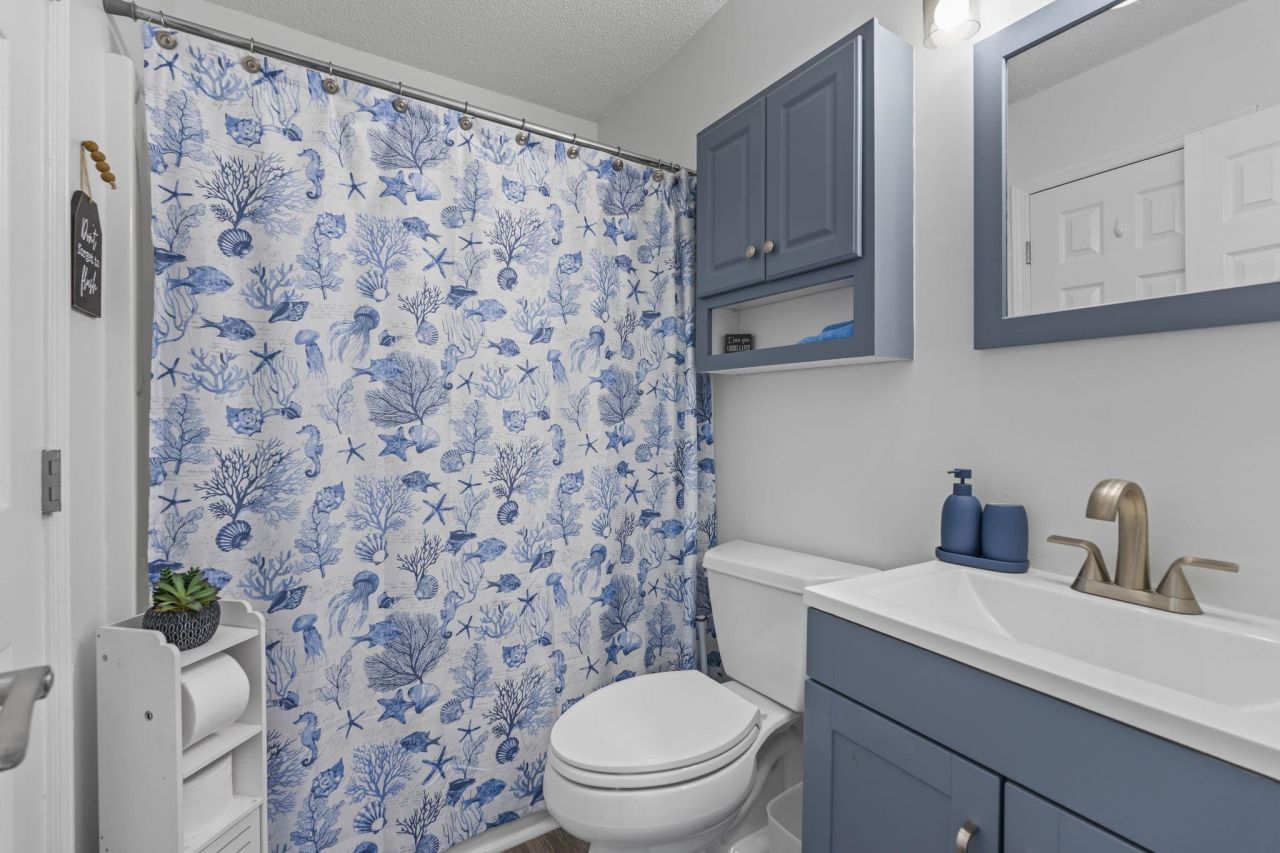 913 Charles St. Photo 10