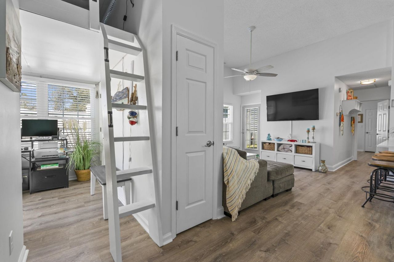 913 Charles St. Photo 11