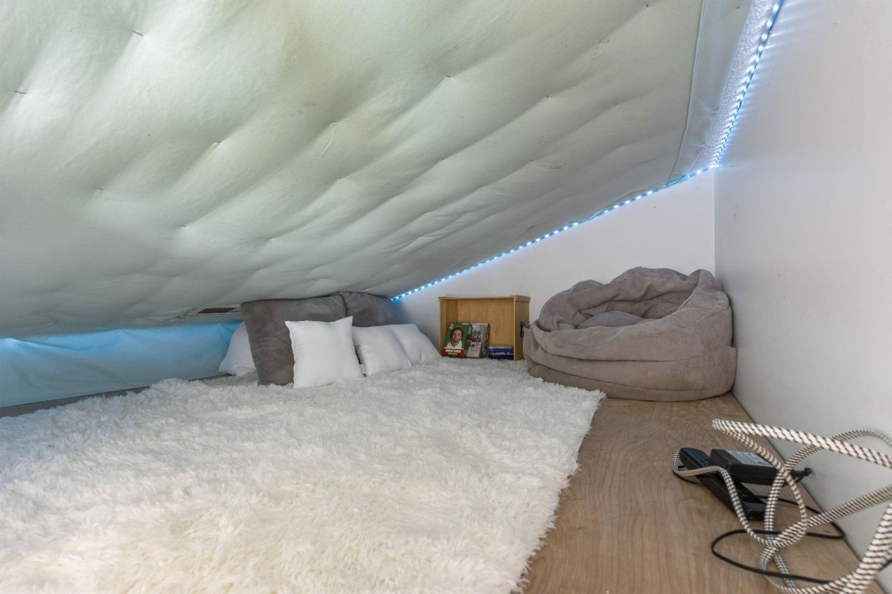 913 Charles St. Photo 12