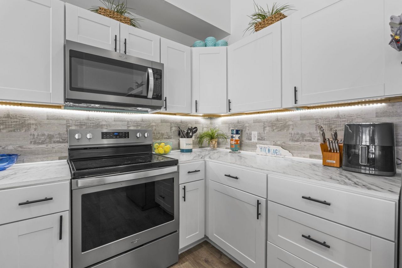 913 Charles St. Photo 14