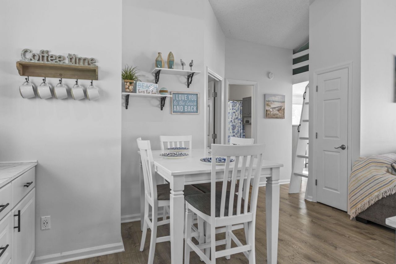 913 Charles St. Photo 16