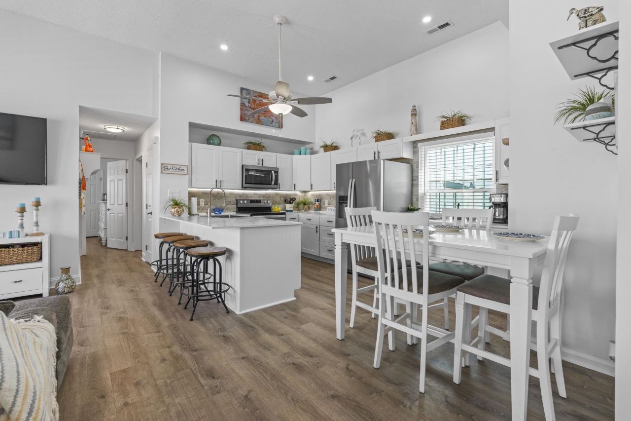 913 Charles St. Photo 17